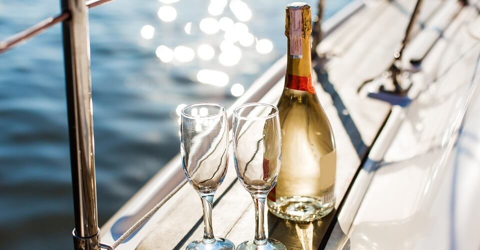 חופשה רומנטית - בקבוק יין וכוסות על ספינה